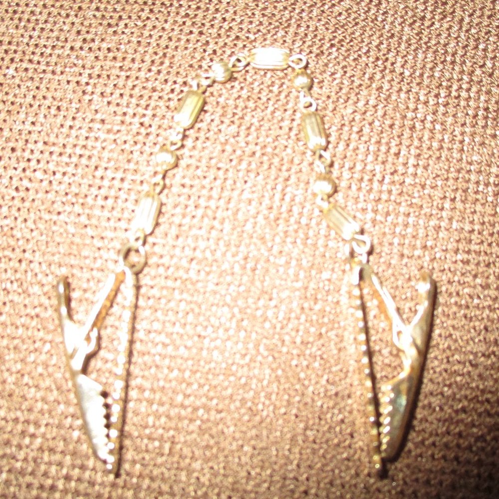 Vintage Gold Tone Chain Sweater Scarf Clip Guard Closure